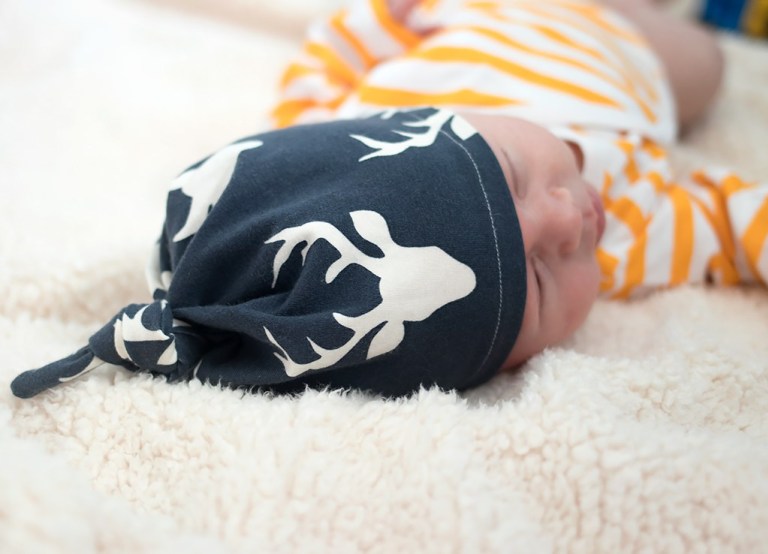 Sewing tutorial: Easy knotted baby hat