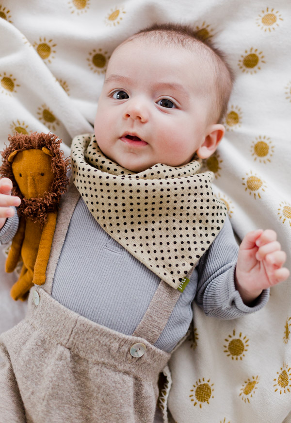 Sewing tutorial: Bandana baby bib from a napkin