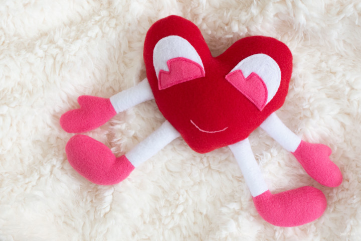 Free sewing pattern: Heart Squeeze Valentine plush softie