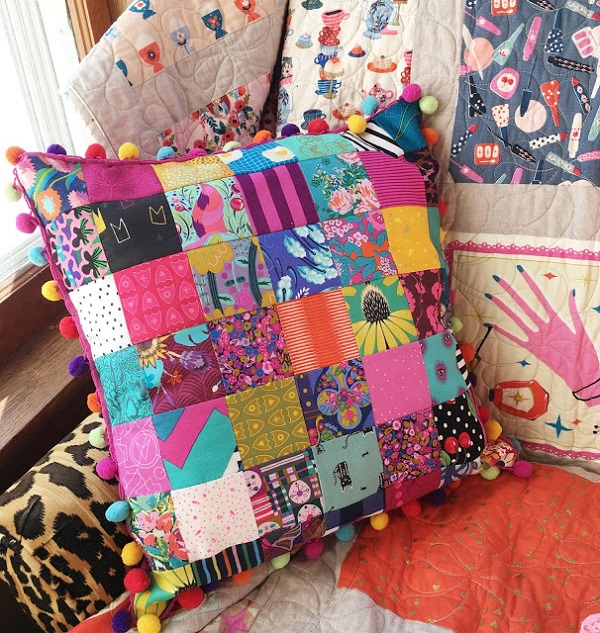 Sewing tutorial: Patchwork and pom pom pillow