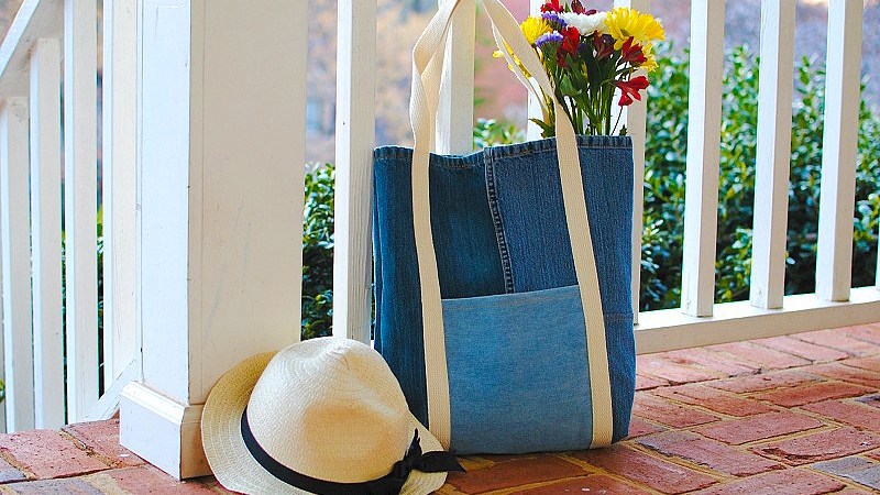 Sewing tutorial: Denim tote from upcycled jeans