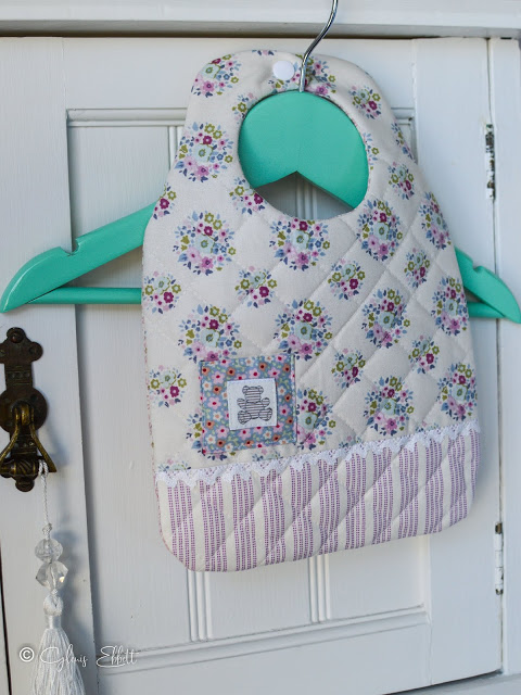 Free sewing pattern: Quilted baby bib