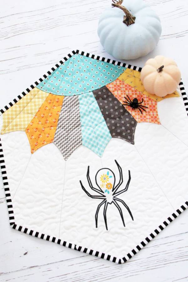 Free pattern: Quilted spider web mini quilt