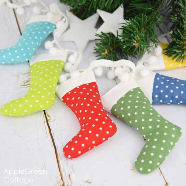 Free pattern: Mini Christmas stocking garland