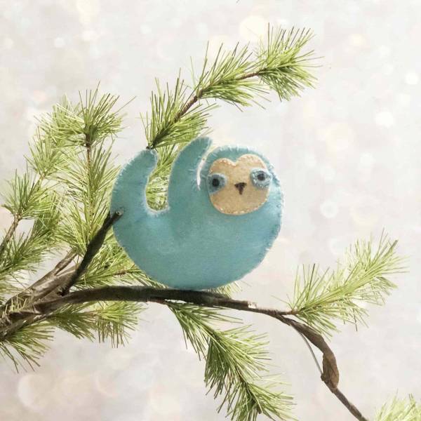 Free pattern: Felt sloth Christmas ornament