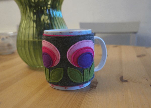 DIY sewing tutorial: Modern flower felt mug cozy