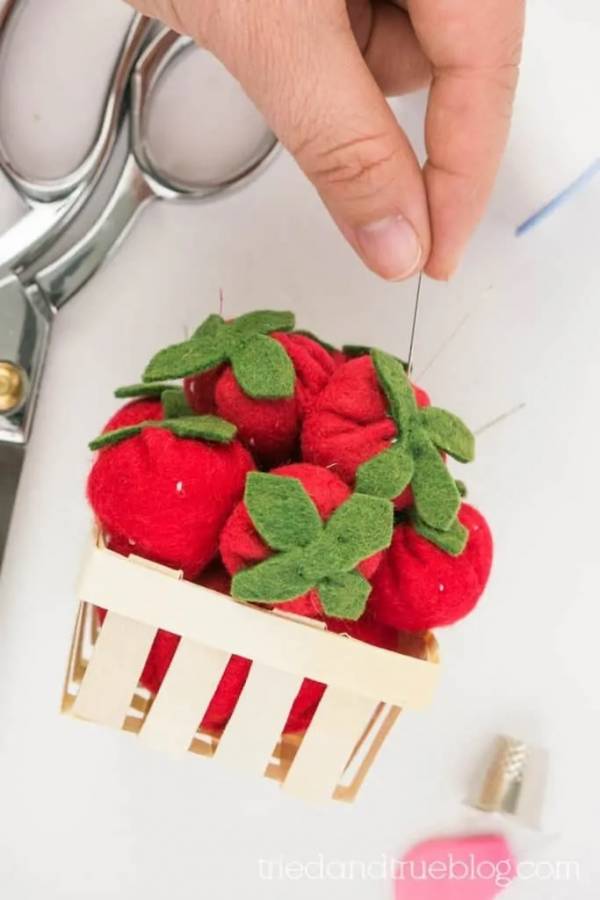 DIY sewing tutorial: Adorable strawberry pincushion